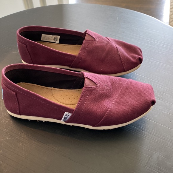 Tom’s Burgundy Flats - Picture 4 of 5